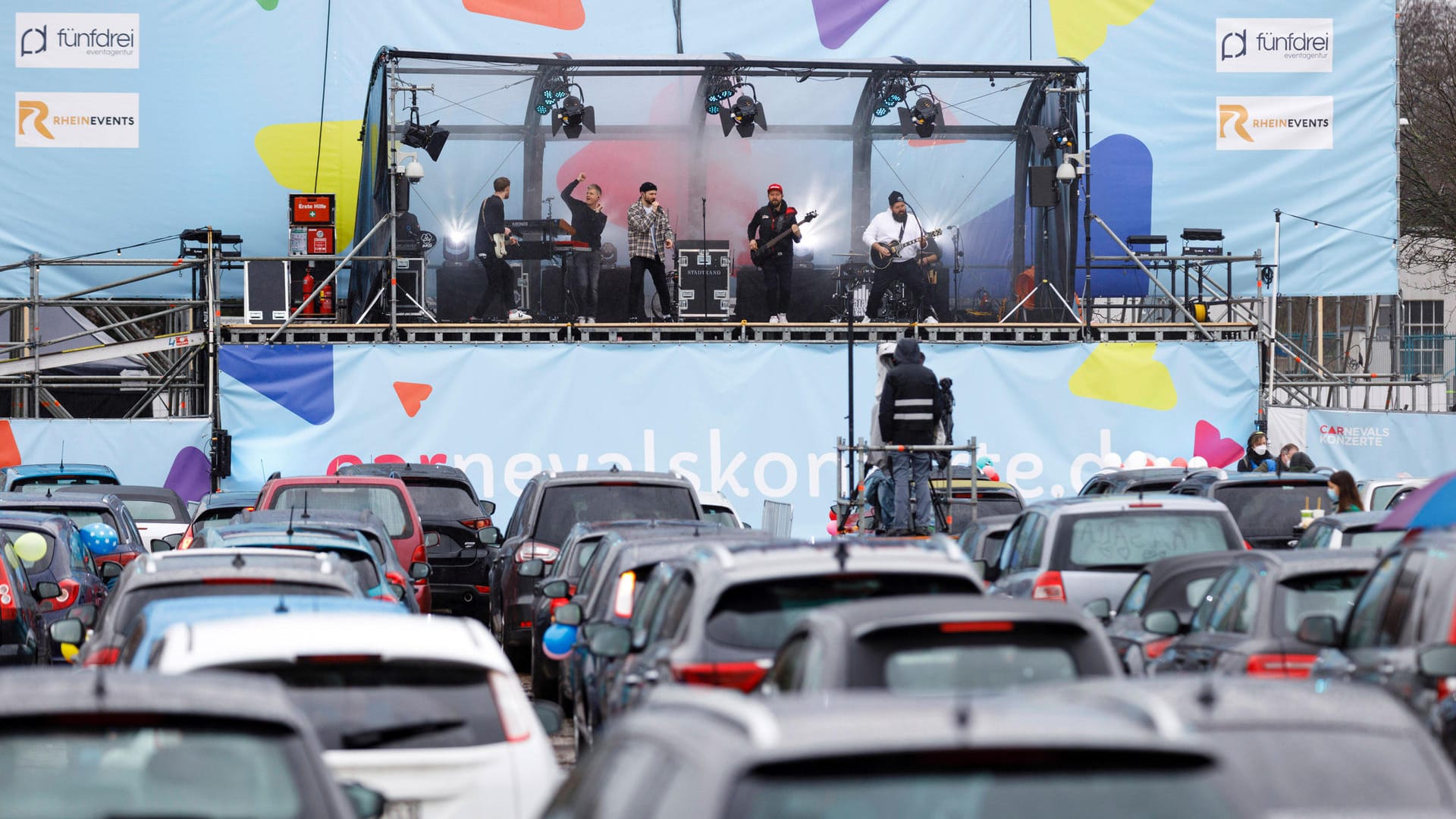 "Stadtrand" beim Autokonzert: Wegen der anhaltenden Corona-Krise waren Karnevalsveranstaltungen in diesem Jahr weitgehend abgesagt.