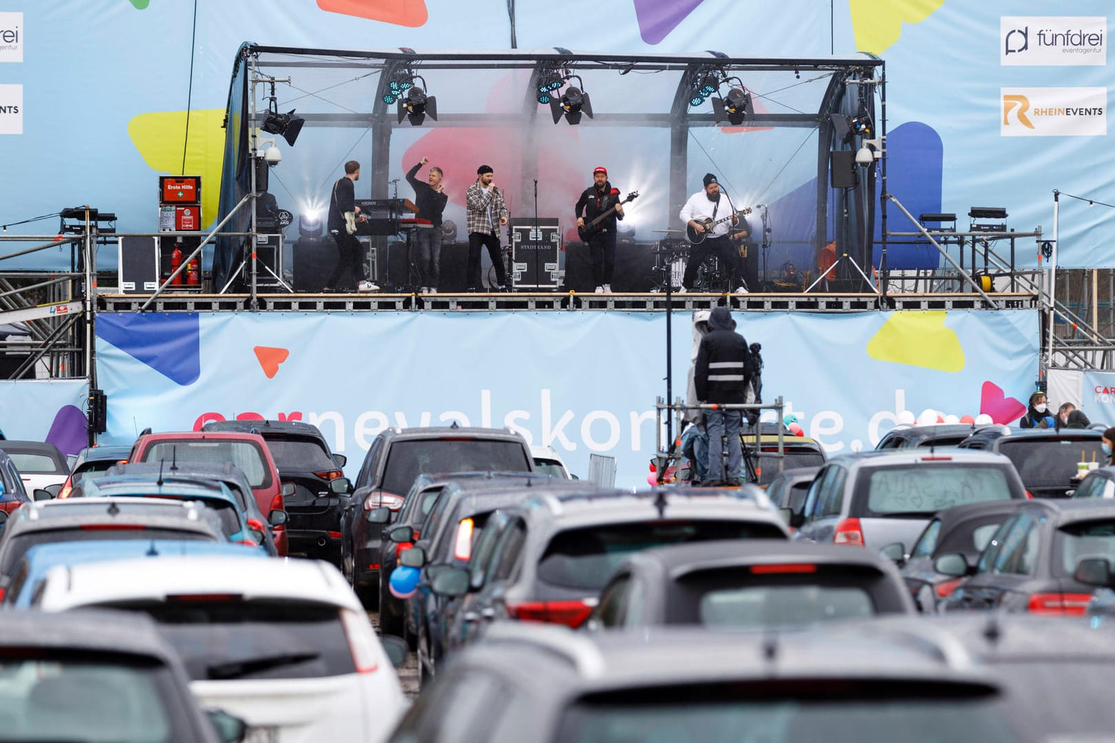 "Stadtrand" beim Autokonzert: Wegen der anhaltenden Corona-Krise waren Karnevalsveranstaltungen in diesem Jahr weitgehend abgesagt.