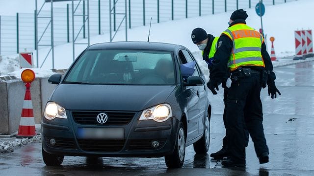 Zwei Polizisten der Bundespolizei bei der Kontrolle von Reisenden und Pendler auf dem Parkplatz Am Heidenholz an der A17 nahe Breitenau.