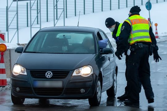 Zwei Polizisten der Bundespolizei bei der Kontrolle von Reisenden und Pendler auf dem Parkplatz Am Heidenholz an der A17 nahe Breitenau.