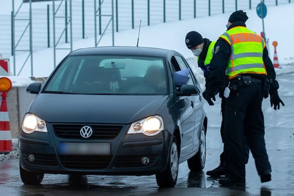 Zwei Polizisten der Bundespolizei bei der Kontrolle von Reisenden und Pendler auf dem Parkplatz Am Heidenholz an der A17 nahe Breitenau.