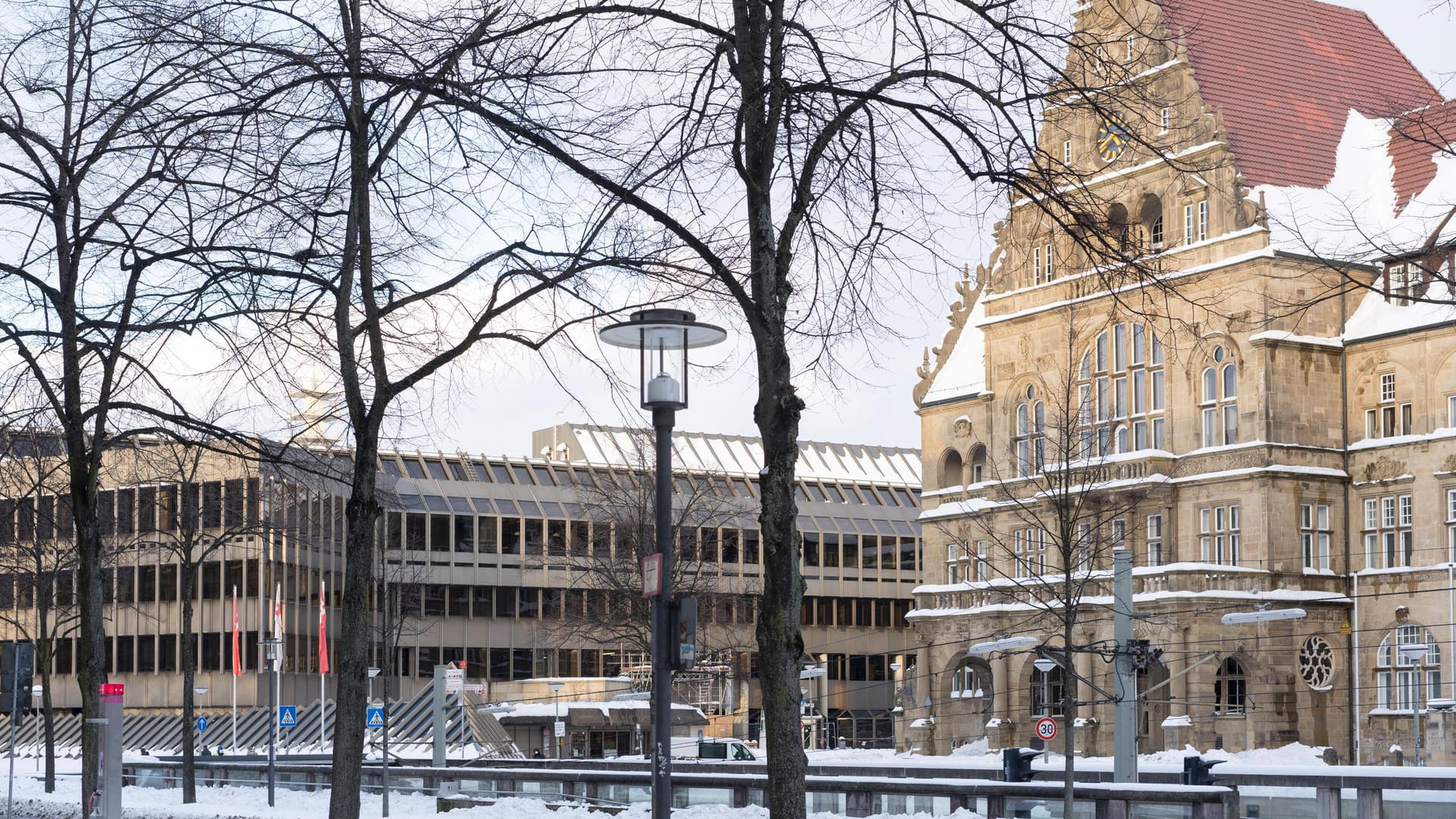 Das alte (rechts) und das neue Rathaus in Bielefeld (Symbolbild): In einer Sitzung des Betriebsausschusses kam es zu einem Eklat. Das alte (rechts) und das neue Rathaus in Bielefeld (Symbolbild): In einer Sitzung des Betriebsausschusses kam es zu einem Eklat.