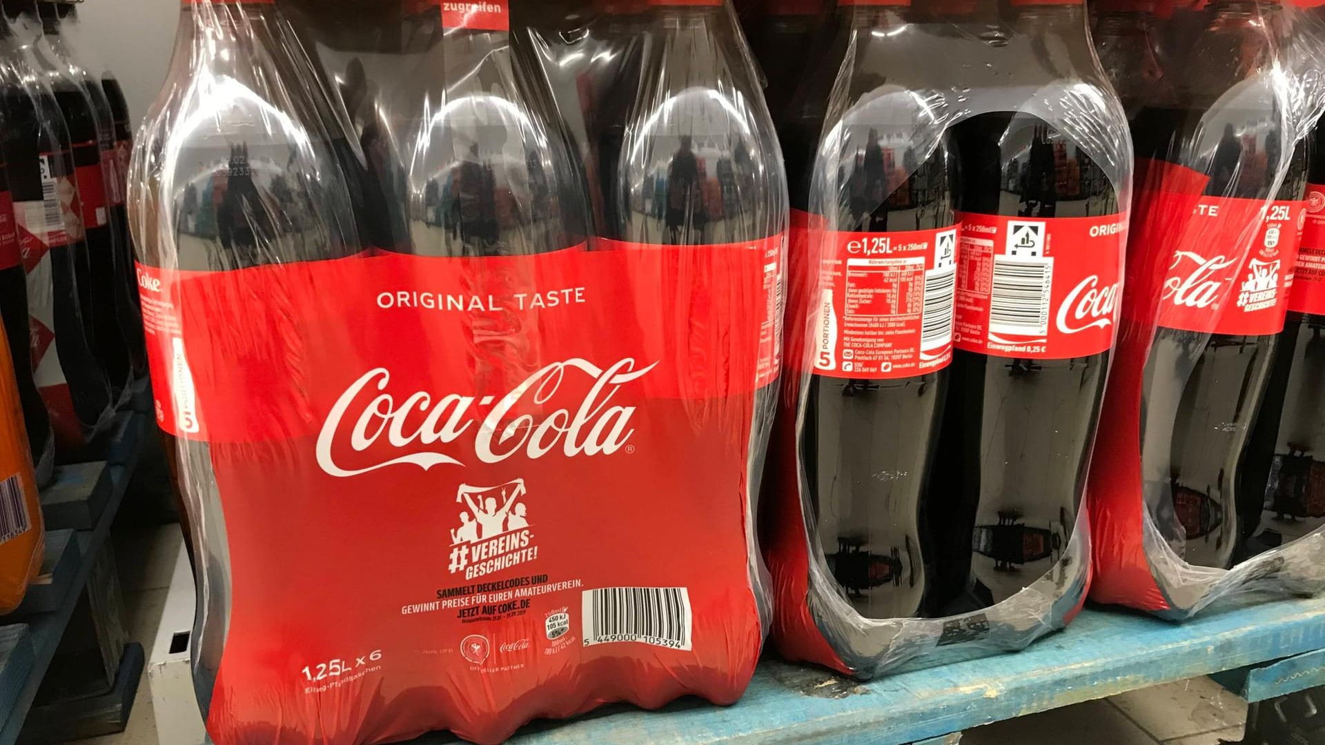 Flaschen von Coca-Cola: Der Getränkekonzern will künftig weniger Plastikmüll produzieren.