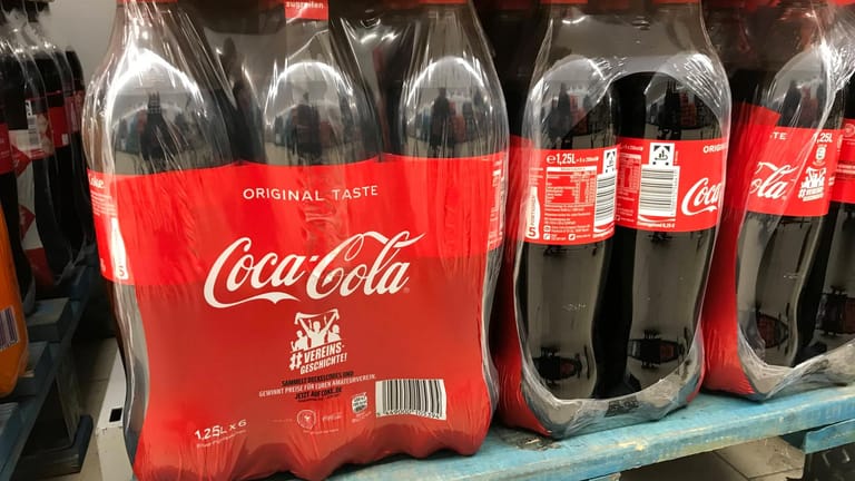 Flaschen von Coca-Cola: Der Getränkekonzern will künftig weniger Plastikmüll produzieren.