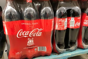 Flaschen von Coca-Cola: Der Getränkekonzern will künftig weniger Plastikmüll produzieren.