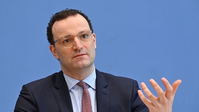 Bundesgesundheitsminister Jens Spahn (CDU) gibt eine Pressekonferenz.