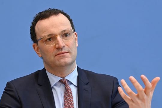 Bundesgesundheitsminister Jens Spahn (CDU) gibt eine Pressekonferenz.
