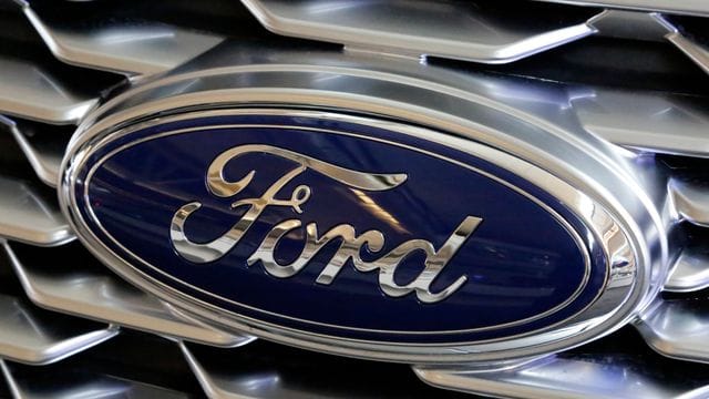 Das Logo von Ford ist auf einem Fahrzeug zu sehen (Archivbild). Der US-Autobauer will eine Millarde Dollar in das Kölner Werk investieren, um dort ein E-Auto zu bauen. Das Logo von Ford ist auf einem Fahrzeug zu sehen (Archivbild). Der US-Autobauer will eine Millarde Dollar in das Kölner Werk investieren, um dort ein E-Auto zu bauen.