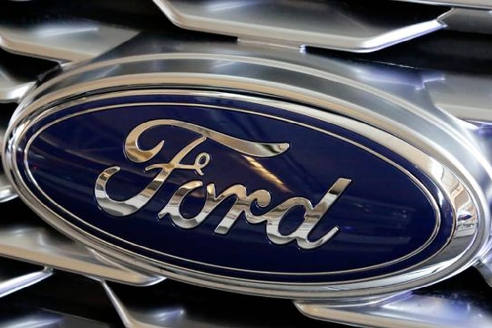 Das Logo von Ford ist auf einem Fahrzeug zu sehen (Archivbild). Der US-Autobauer will eine Millarde Dollar in das Kölner Werk investieren, um dort ein E-Auto zu bauen.