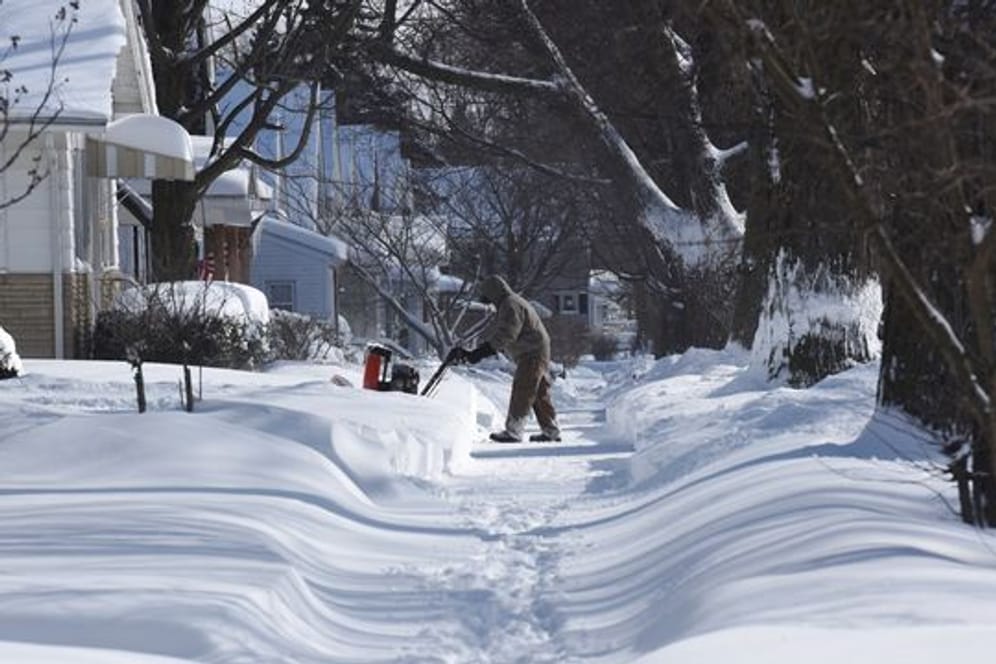 Im US-Bundesstaat Michigan hat ein Wintersturm mehrere Zentimeter Neuschnee gebracht.