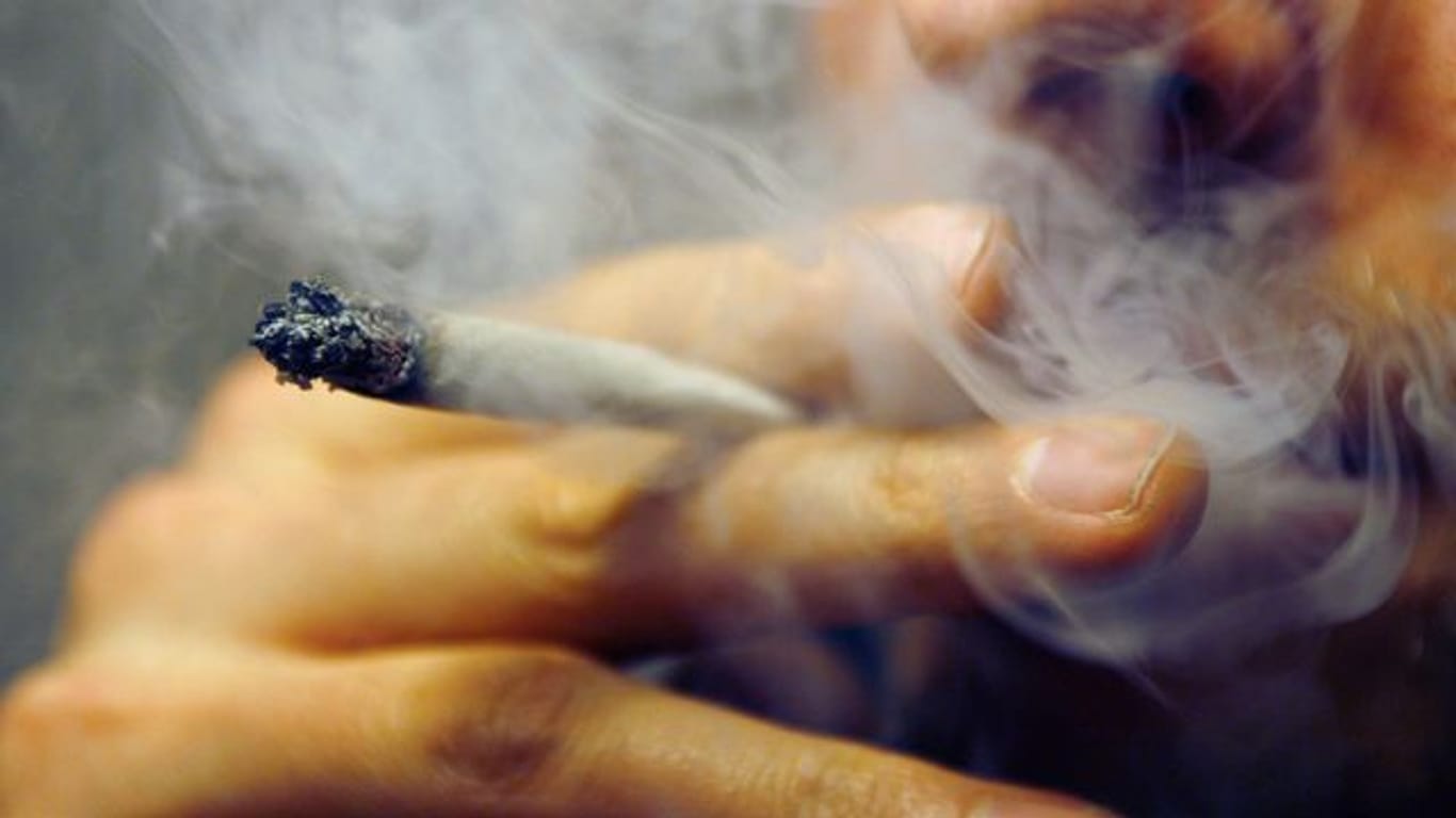 Ein Mann raucht am einen Joint mit Marihuana (Symbolbild): Die Polizei hat in Straelen einen Mann kontrolliert, der im Pkw einen Joint rauchte.