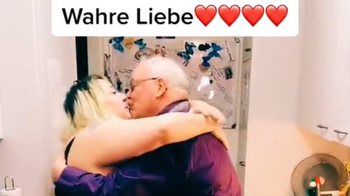 TikTok-Paar: Justyna Spiess und ihr Mann Christoph: Erst geben sie sich einen Klaps auf den Po, dann Küsschen. Solche Videos sollte ein Richter von sich nicht verbreiten, meinte der Obergerichtspräsident.