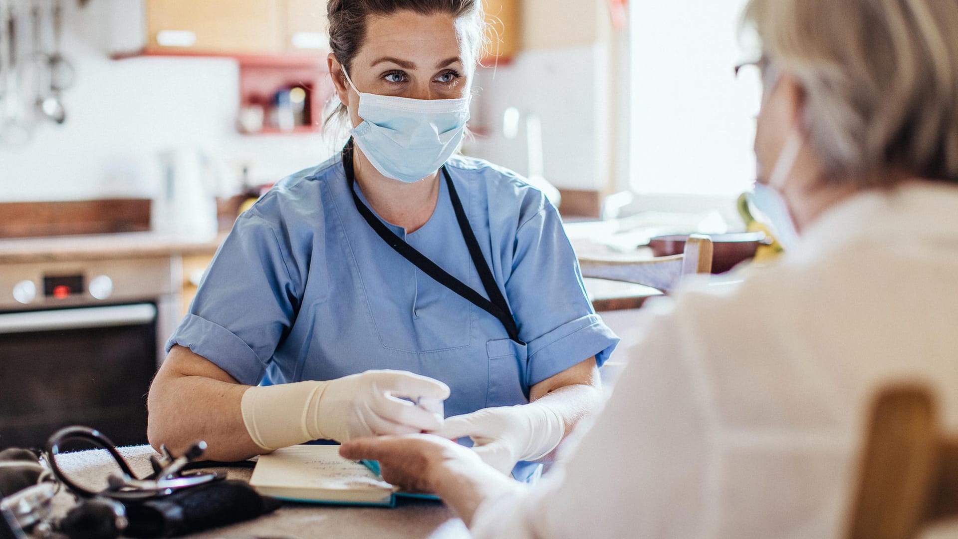 Eine Pflegerin untersucht eine Patientin (Symbolbild): Frauen sind in der Pflege unterrepräsentiert.