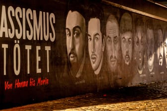 "Rassismus tötet": Ein Graffiti in Frankfurt erinnert an die neun Mordopfer des rassistischen Anschlags von Hanau.