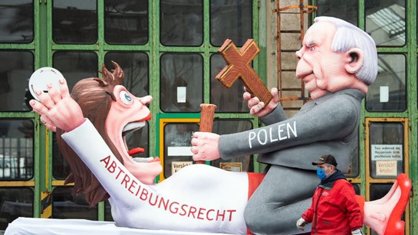 Ein Motto-Wagen zum Abtreibungsrecht in Polen: Das Polnische Generalkonsulat in Köln hat einen Protestbrief wegen des Wagens geschrieben.