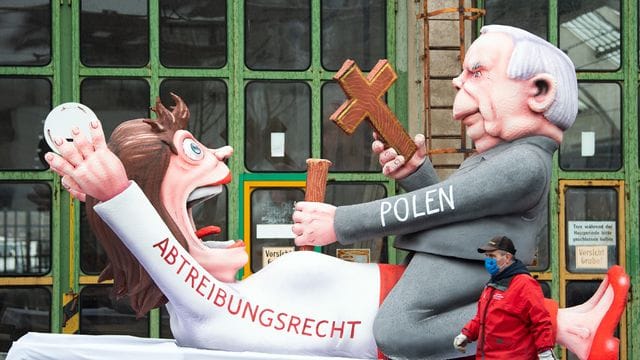 Ein Motto-Wagen zum Abtreibungsrecht in Polen: Das Polnische Generalkonsulat in Köln hat einen Protestbrief wegen des Wagens geschrieben. Ein Motto-Wagen zum Abtreibungsrecht in Polen: Das Polnische Generalkonsulat in Köln hat einen Protestbrief wegen des Wagens geschrieben.