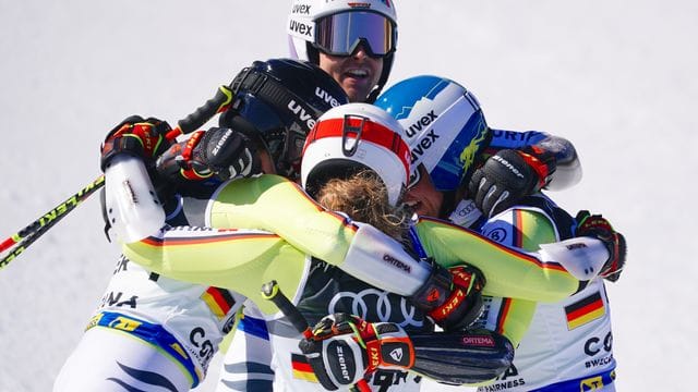 Das DSV-Team feiert die Bronzemedaille im WM-Mannschaftswettbewerb. Das DSV-Team feiert die Bronzemedaille im WM-Mannschaftswettbewerb.