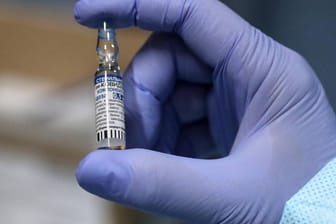 Ein Ampulle des Corona-Impfstoffs Sputnik-V