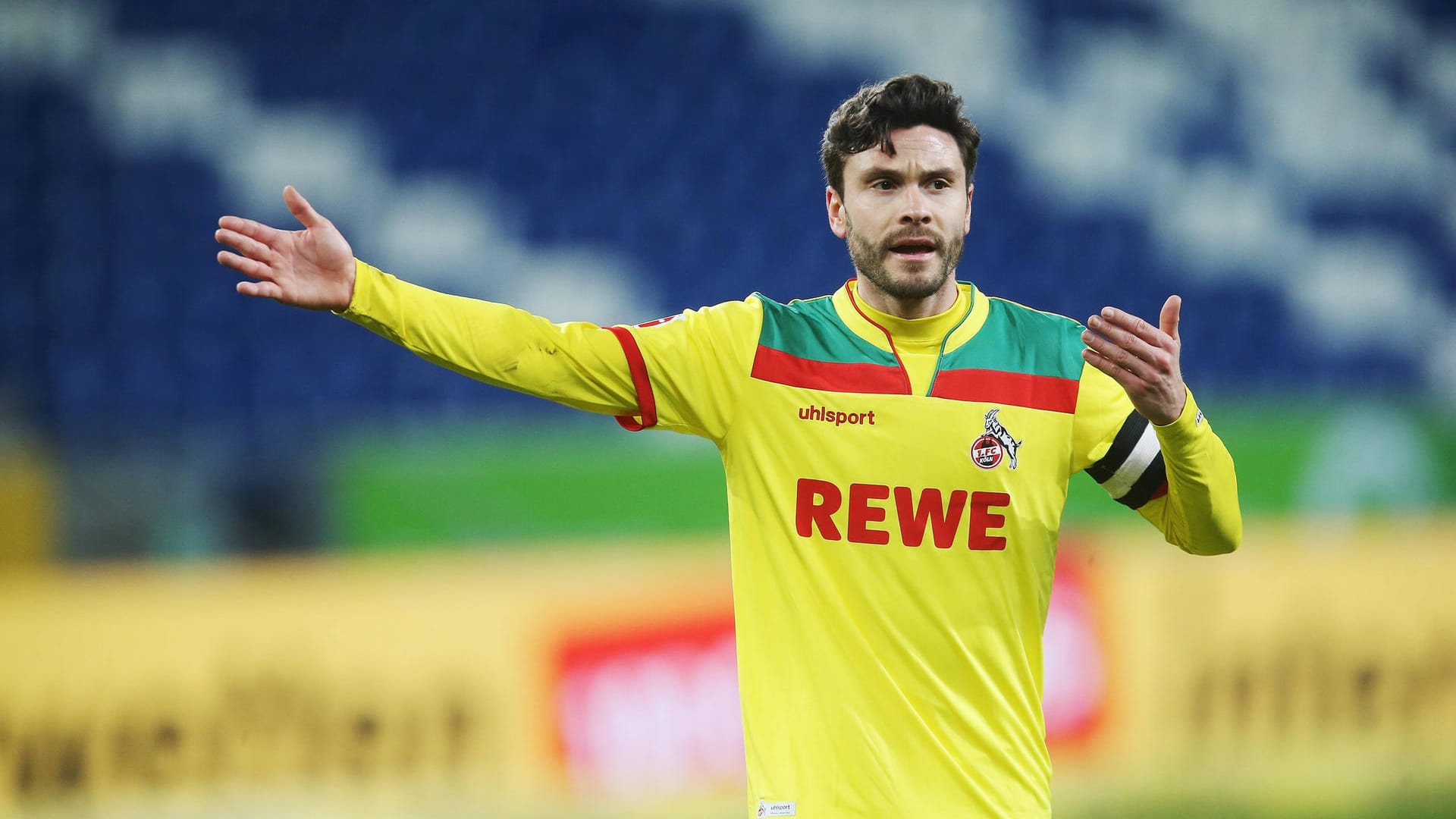 FC-Kapitän Jonas Hector (Archivbild): Gemeinsam mit seiner Mannschaft stärkt er homosexuellen Spielerinnen und Spielern den Rücken.