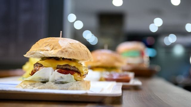 Werbung für Junkfood findet längst nicht mehr nur im Fernsehen oder auf Plakatwänden statt.