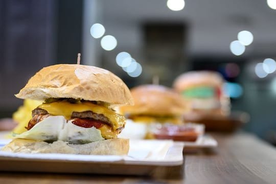 Werbung für Junkfood findet längst nicht mehr nur im Fernsehen oder auf Plakatwänden statt.