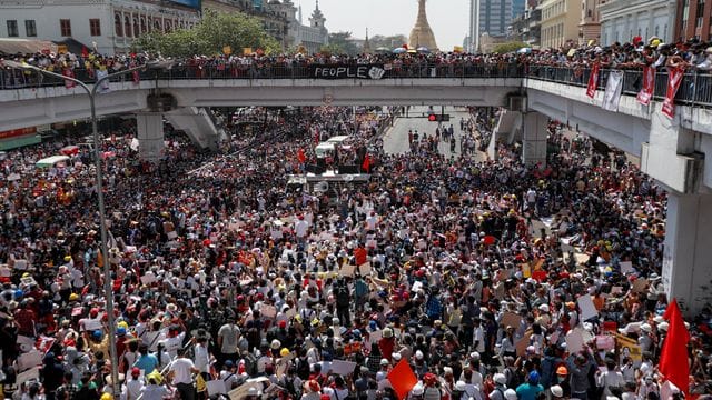 In Myanmars ehemaliger Hauptstadt Rangun sind am Mittwoch wieder Zehntausende Menschen gegen die neue Junta auf die Straße gegangen. In Myanmars ehemaliger Hauptstadt Rangun sind am Mittwoch wieder Zehntausende Menschen gegen die neue Junta auf die Straße gegangen.