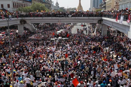 In Myanmars ehemaliger Hauptstadt Rangun sind am Mittwoch wieder Zehntausende Menschen gegen die neue Junta auf die Straße gegangen.