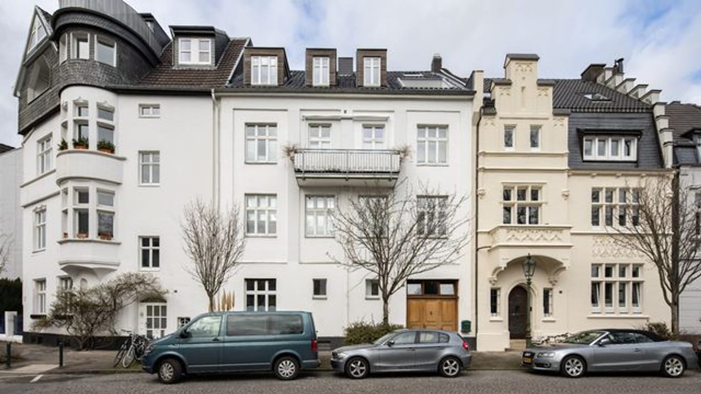 Das frühere Haus des Künstlers Joseph Beuys in Düsseldorf (Mitte, weiß) steht zum Verkauf.