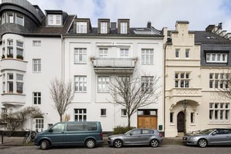 Das frühere Haus des Künstlers Joseph Beuys in Düsseldorf (Mitte, weiß) steht zum Verkauf.