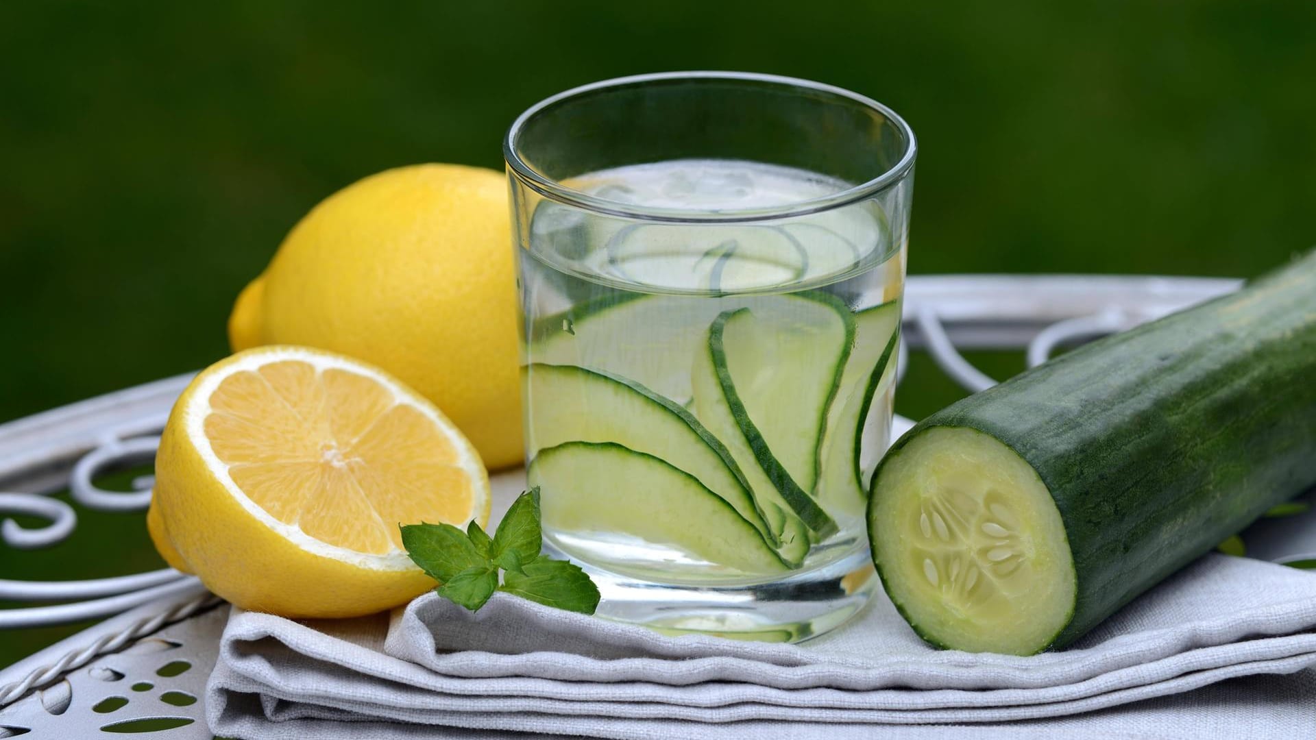 Gurkenwasser: Mit Obst oder Gemüse können Sie Leitungswasser aufpeppen.