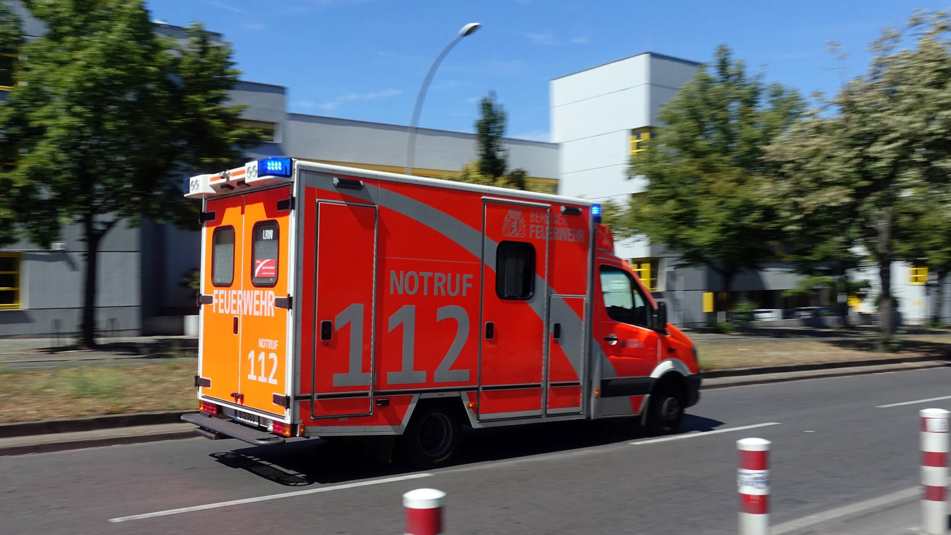 Ein Rettungswagen mit Blaulicht (Symbolbild): Die Frau wollte ihren Freund mit dem Gift nicht töten, sondern nur krank machen. Ein Rettungswagen mit Blaulicht (Symbolbild): Die Frau wollte ihren Freund mit dem Gift nicht töten, sondern nur krank machen.
