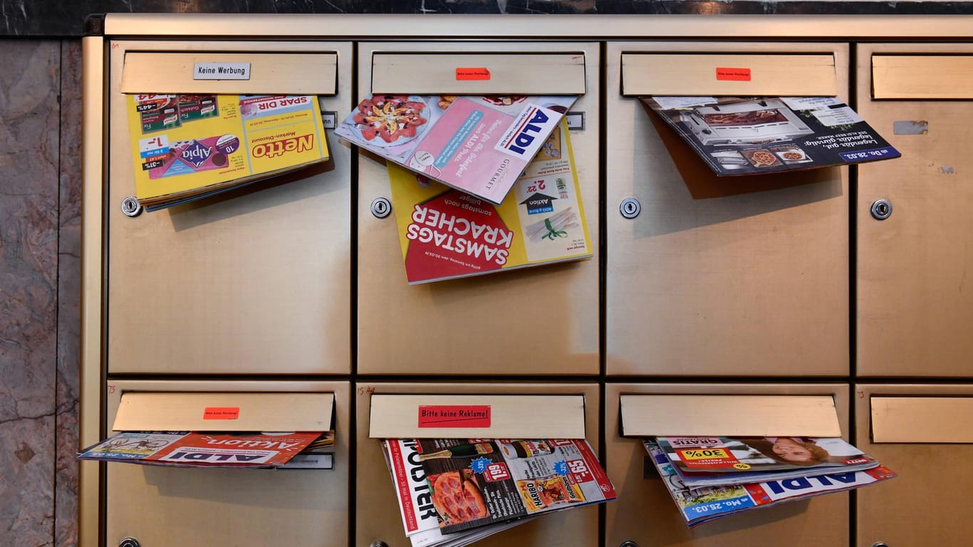 Werbeprospekte im Briefkasten (Symbolbild): Im Saarland gelten ab Montag Einschränkungen.