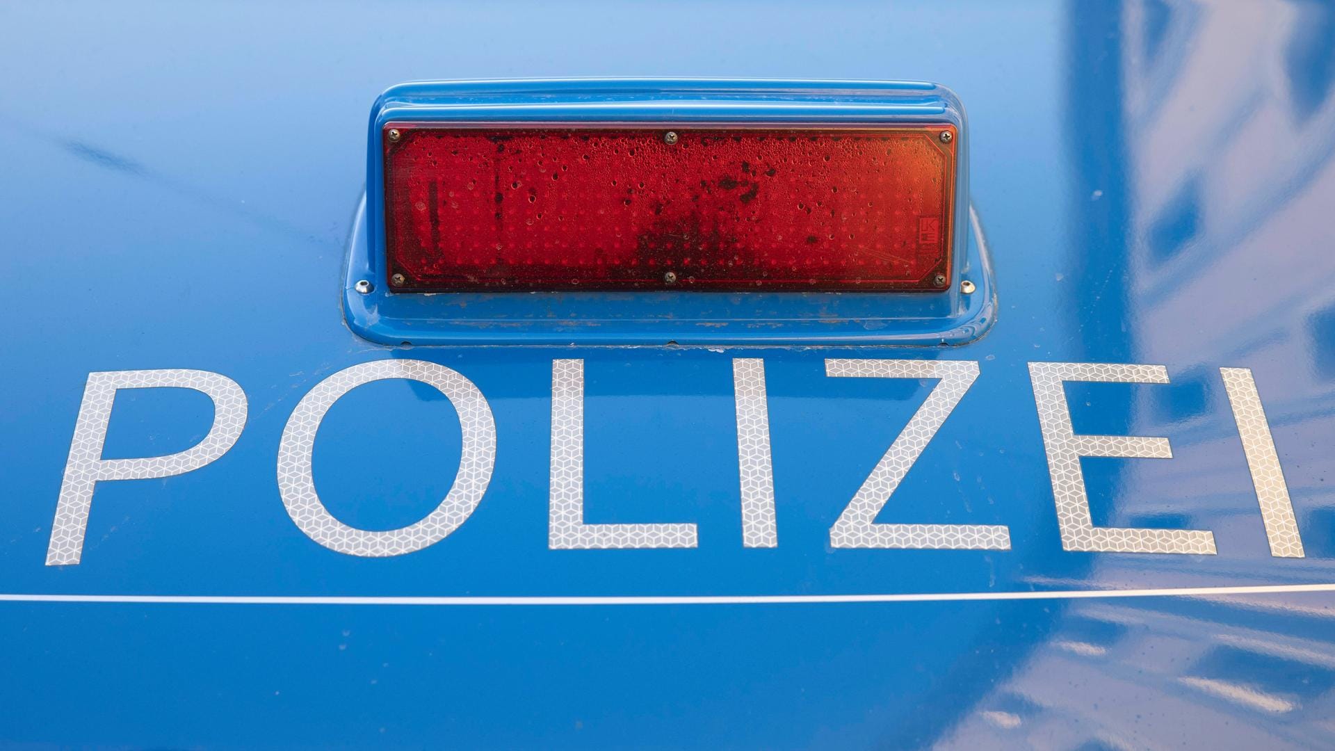 Aufschrift "Polizei" auf einem Auto (Symbolbild): Der Junge hatte telefonisch einen erfundenen Mord gebeichtet. Aufschrift "Polizei" auf einem Auto (Symbolbild): Der Junge hatte telefonisch einen erfundenen Mord gebeichtet.