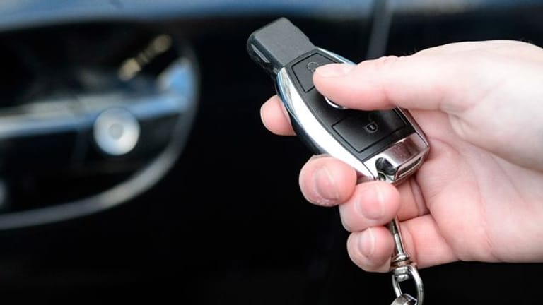 Abschließen und ab in den Briefkasten der Autowerkstatt: Verschaffen sich Diebe aber Zugang zum Schlüssel, kann das zu Ärger mit der Versicherung führen, wenn das Auto geklaut wurde.
