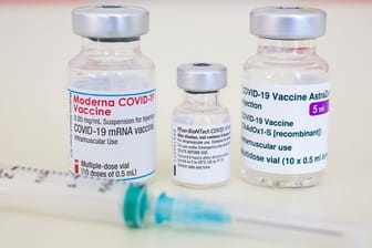 Ampullen der Corona-Impfstoffe von Moderna, Biontech/Pfizer und Astrazeneca.