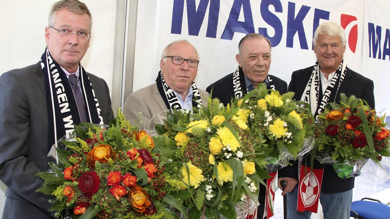 Özcan Arkoc (2.v.r.) zusammen mit Uwe Seeler (2.v.l.) bei einer Ehrung 2014.
