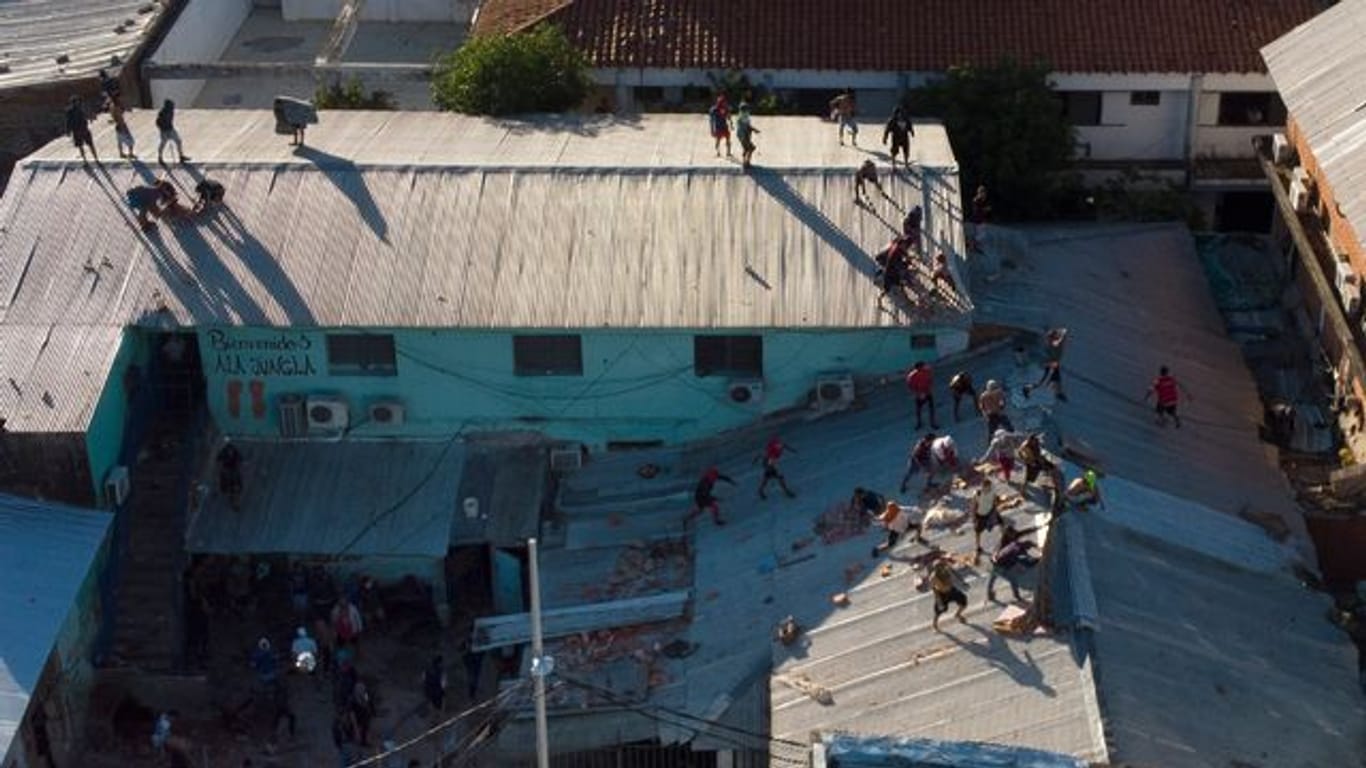 Gefangene auf dem Dach des Tacumbú-Gefängnisses.