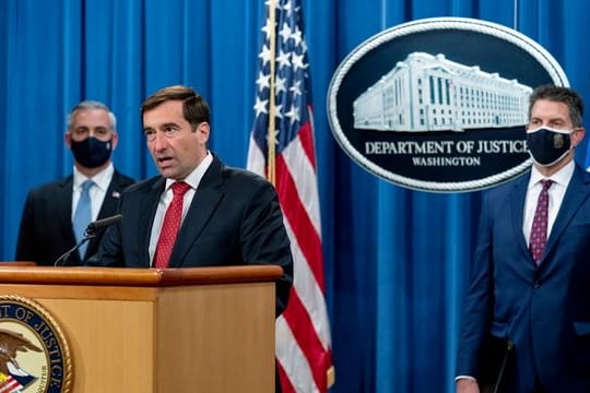 "Nordkoreas Agenten sind zu den weltweit führenden Bankräubern geworden", sagt John Demers (M).