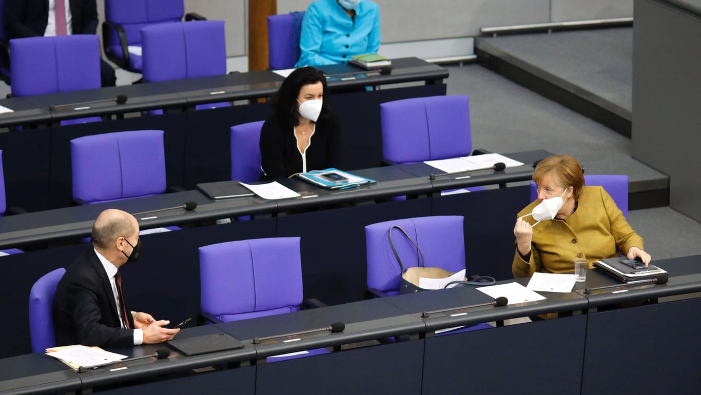 Olaf Scholz, Dorothee Bär und Angela Merkel: Abgeordnete im Bundestag müssen mit einer Senkung ihrer Diät rechnen.