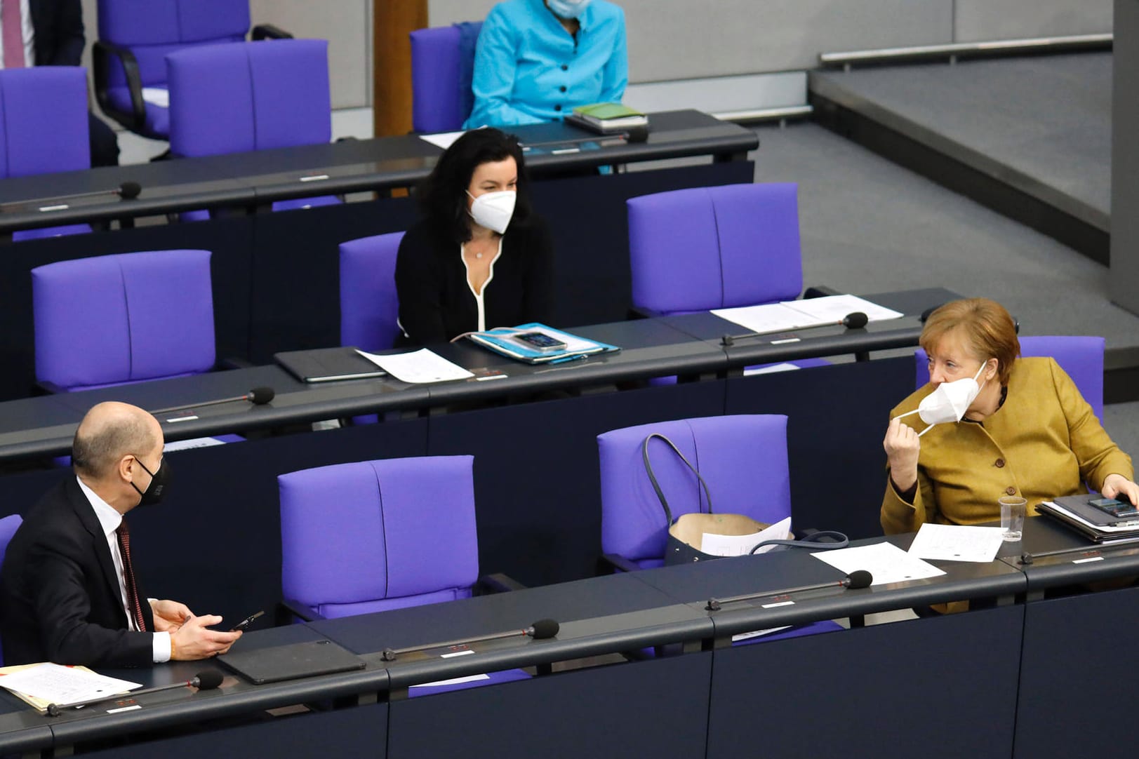 Olaf Scholz, Dorothee Bär und Angela Merkel: Abgeordnete im Bundestag müssen mit einer Senkung ihrer Diät rechnen.