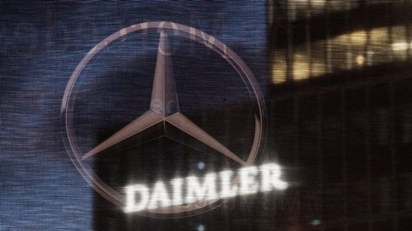 Daimler-Logo an der Konzernzentrale (Archivbild): Für den Autobauer lief es 2020 besser als erwartet.