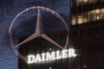 Daimler-Logo an der Konzernzentrale (Archivbild): Für den Autobauer lief es 2020 besser als erwartet.