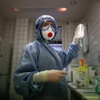 Eine Krankenschwester hält eine Infusionsflasche auf einer Intensivstation im Krankenhaus: Die Corona-Mutationen werden auch zur Belastungsprobe für die Gesundheitssysteme.