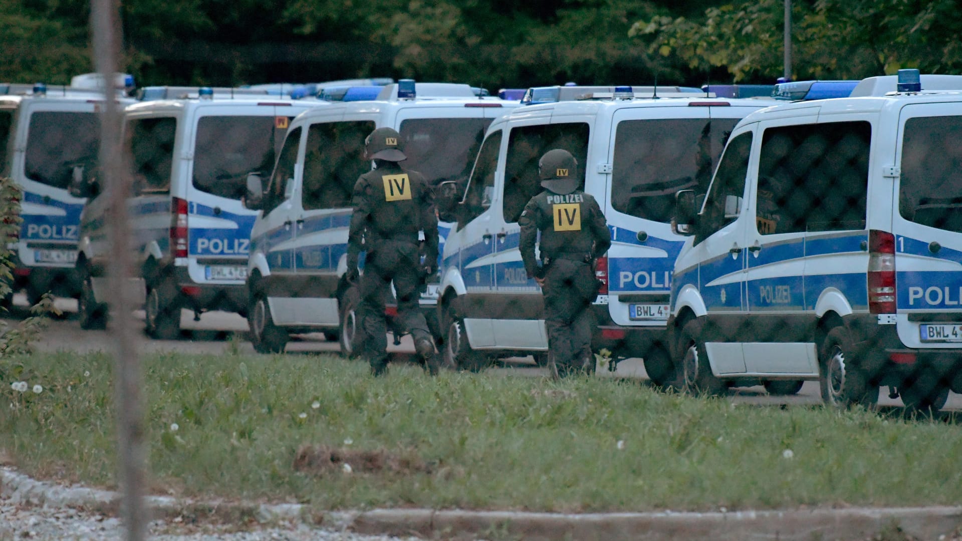 Am Morgen des 3. Mai 2018: Polizisten in Schutzanzügen laufen in der Landeserstaufnahmeeinrichtung für Flüchtlinge (LEA) in Ellwangen.