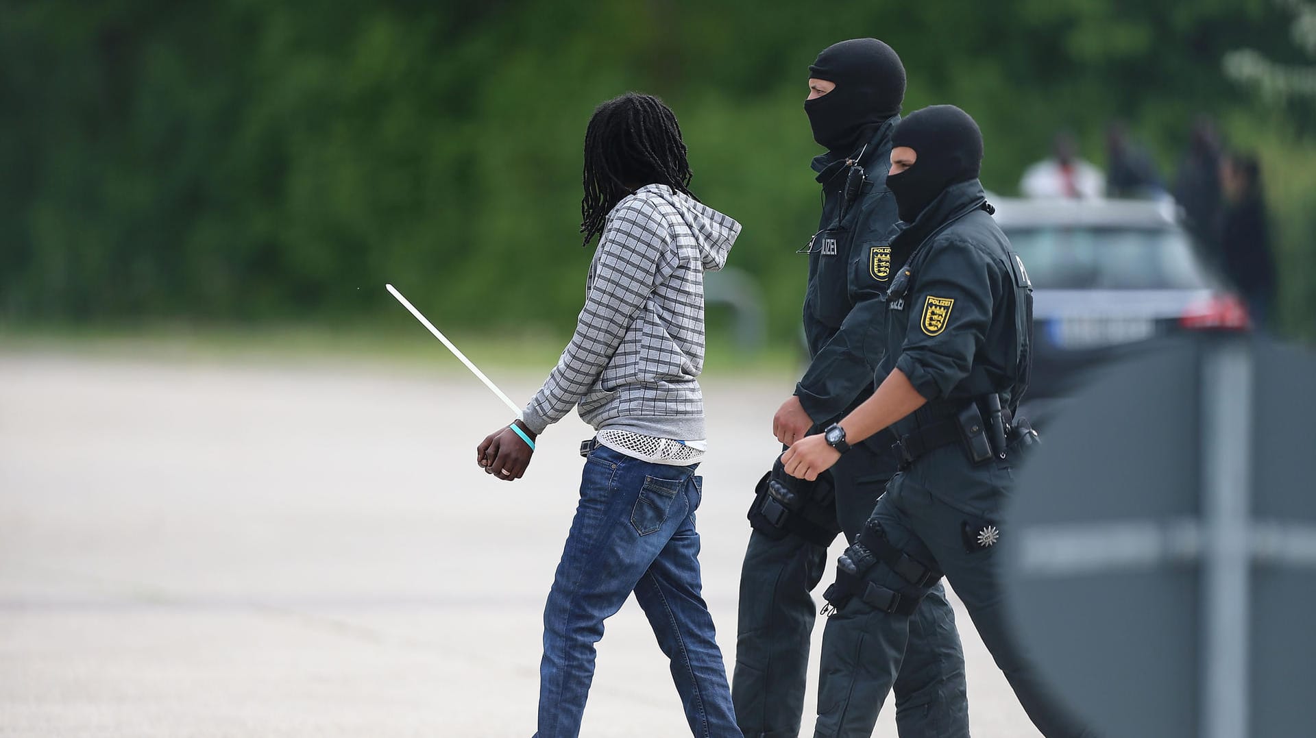 Flüchtling mit verbundenen Händen: Mehr als ein Dutzend Migranten wird am 3. Mai 2018 aus der LEA abgeführt und auf andere Unterkünfte verteilt.