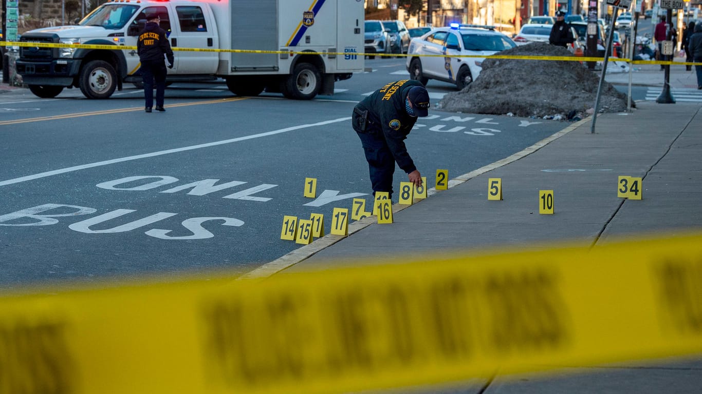 Spurensicherung am Tatort in Philadelphia: Mehrere Menschen wurden durch Schüsse verletzt.