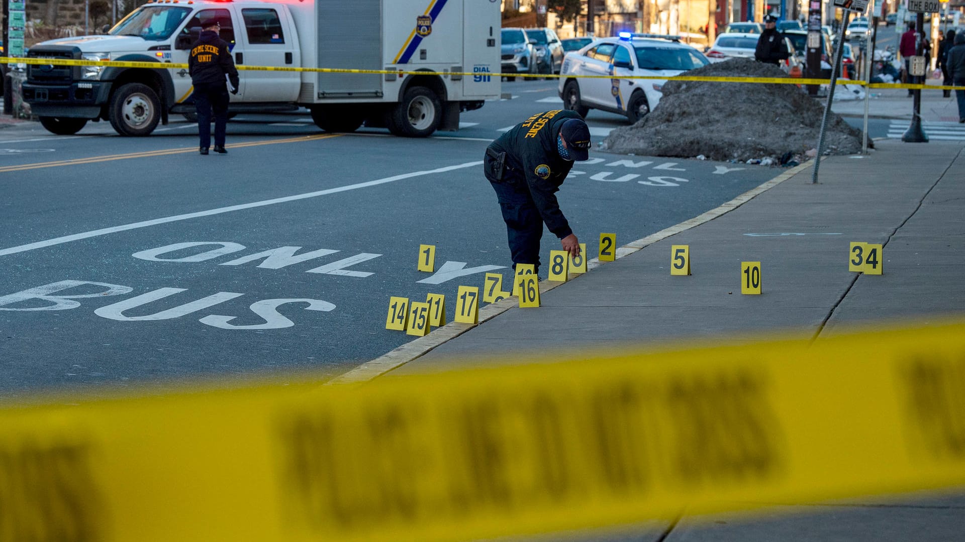 Spurensicherung am Tatort in Philadelphia: Mehrere Menschen wurden durch Schüsse verletzt. Spurensicherung am Tatort in Philadelphia: Mehrere Menschen wurden durch Schüsse verletzt.