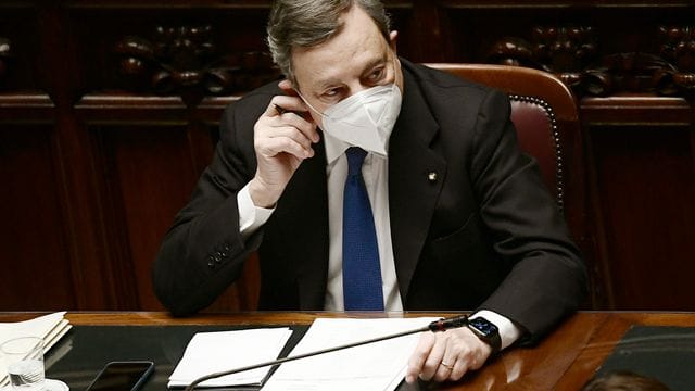 Am vergangenen Samstag hatte Staatschef Sergio Mattarella Draghi und sein Kabinett aus Berufspolitikern und parteilosen Experten vereidigt. Am vergangenen Samstag hatte Staatschef Sergio Mattarella Draghi und sein Kabinett aus Berufspolitikern und parteilosen Experten vereidigt.