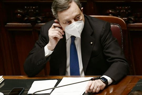 Am vergangenen Samstag hatte Staatschef Sergio Mattarella Draghi und sein Kabinett aus Berufspolitikern und parteilosen Experten vereidigt.