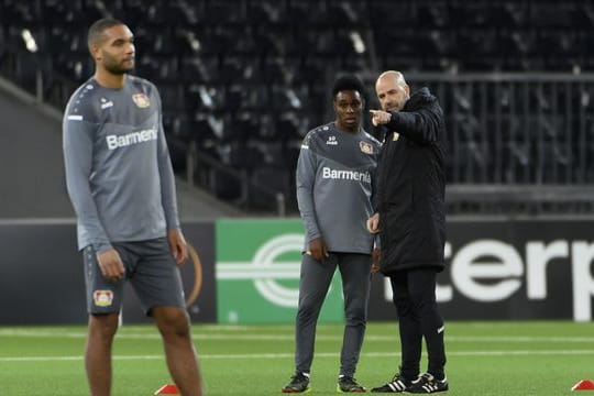 Bayer-Coach Peter Bosz (r) ist mit seinem Team auf Kunstrasen in Bern gefordert.